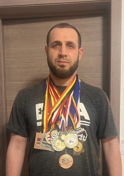 Foto van metallo Elbrus met zijn MMA-medailles
