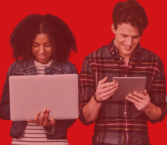 foto van twee jongeren met een laptop en ipad op een rode achtergrond