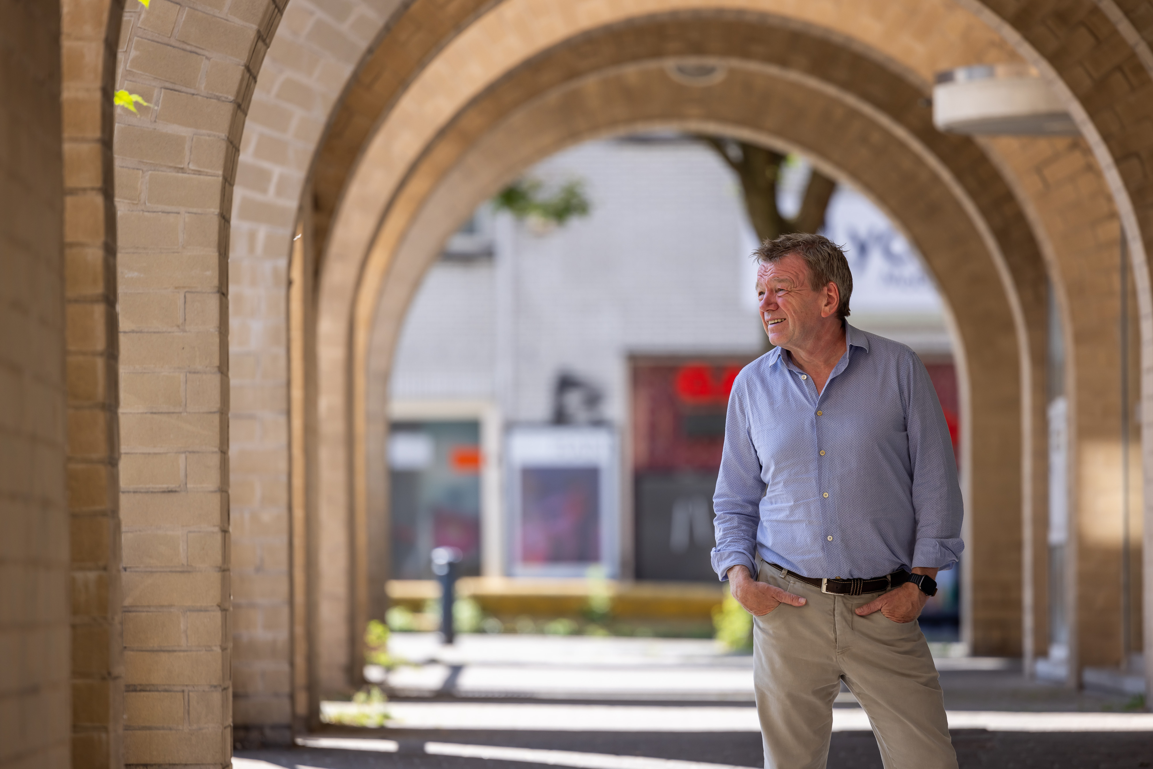 Foto Marc Lenders onder portiek in Gent