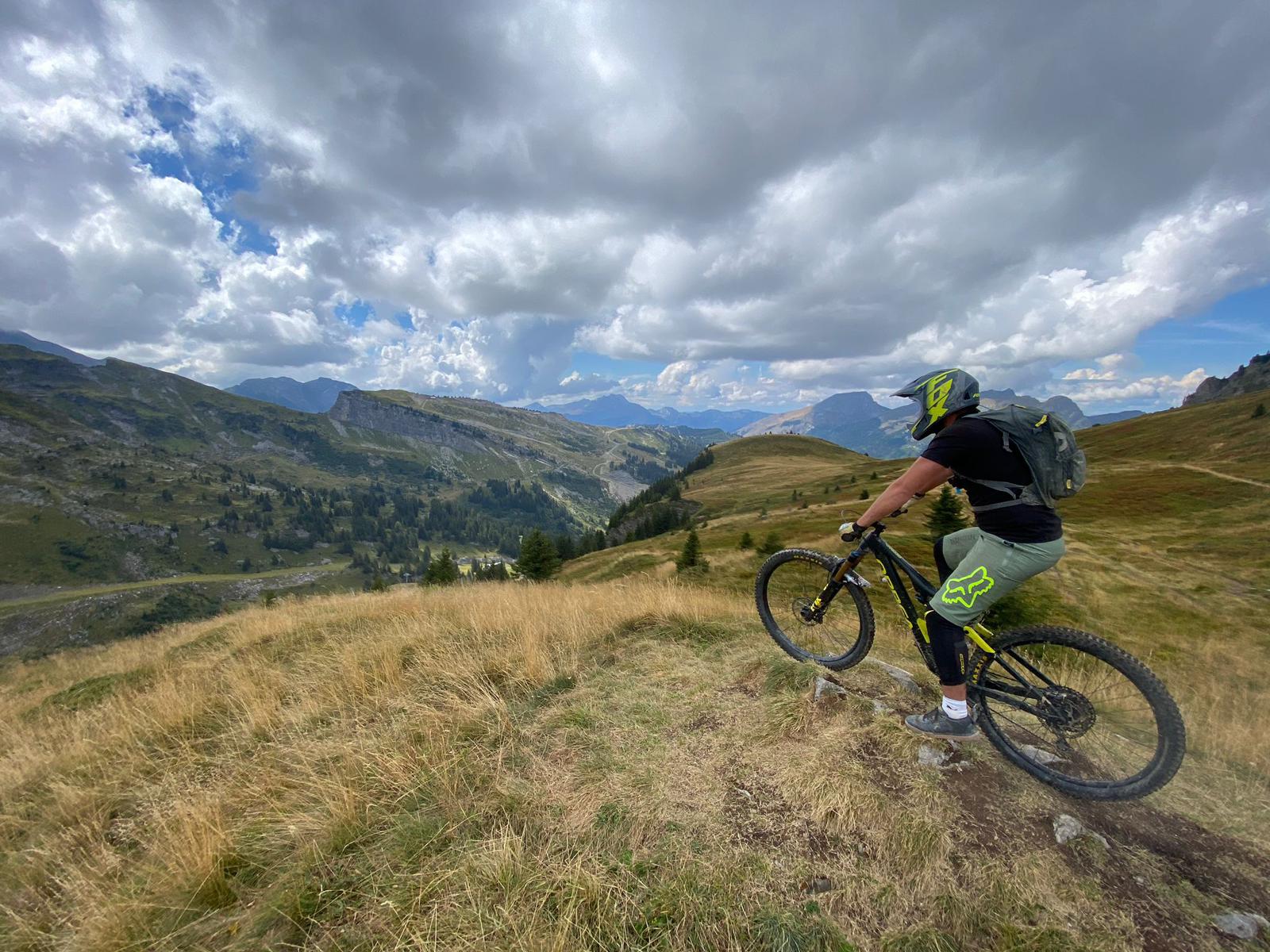 Metaalcollega en extreme mountainbiker Luis Guerra op zijn fiets in de bergen.